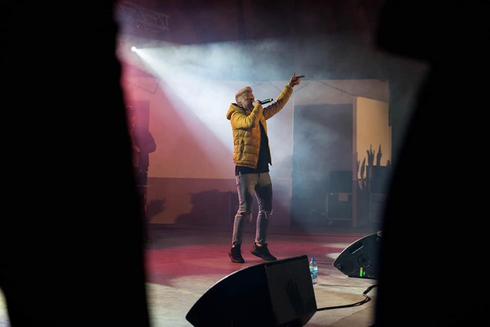 III Jaworzański Festiwal Młodzieżowy, na cenie występuje młody mężczyzna w żółtej kurtce 